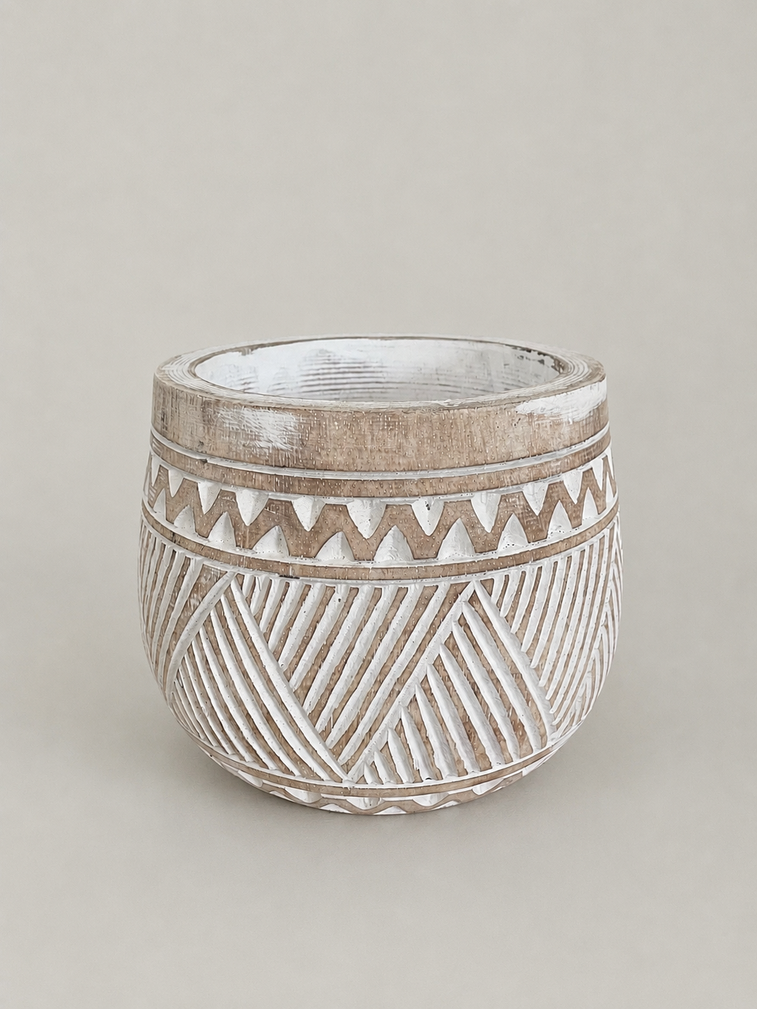 Houten pot carved M